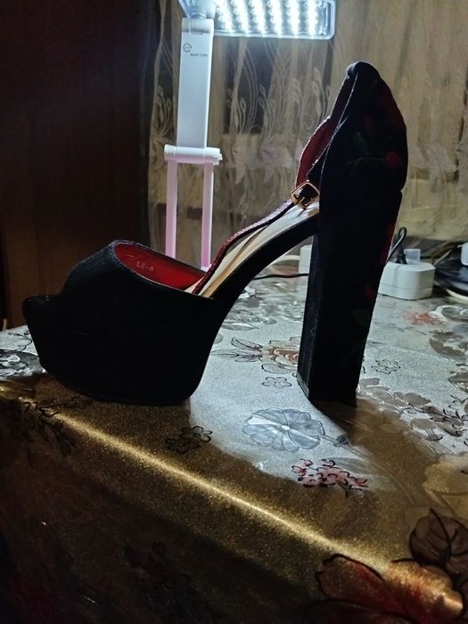 Продам туфлі на підборах