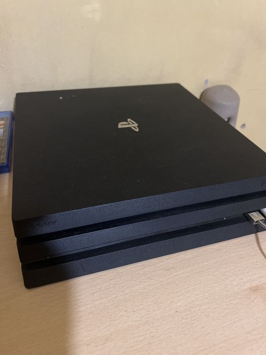 Vendo Playstation 4 PRO com dois comandos