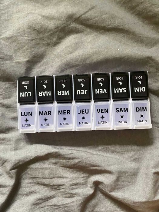 Pudełko na tabletki czarno-białe. Podział na 7 dni i 2 pory dnia