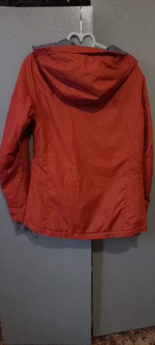 Жіноча спортивна курточка