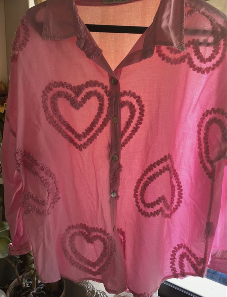 Camisa rosa com corações bordados na frente