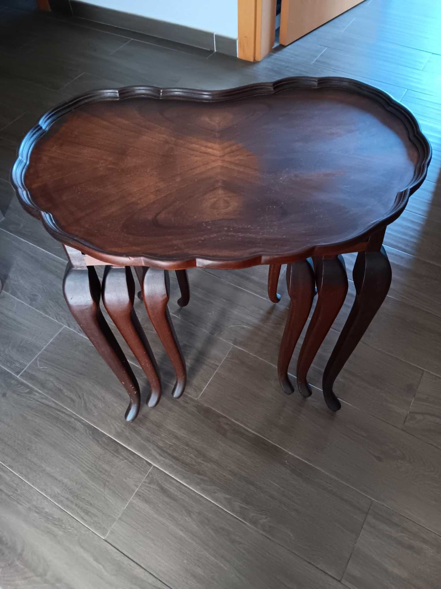 Mesa em Nogueira estilo "Chippendale" de finais dos anos 70