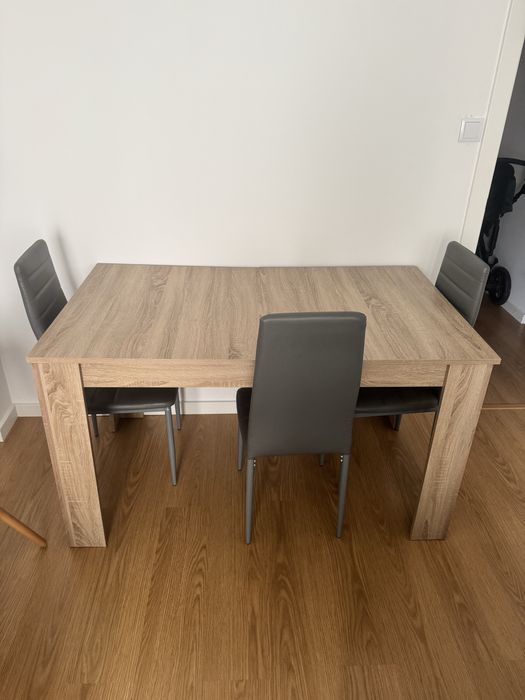 Conjuto de mesa e 4 cadeiras