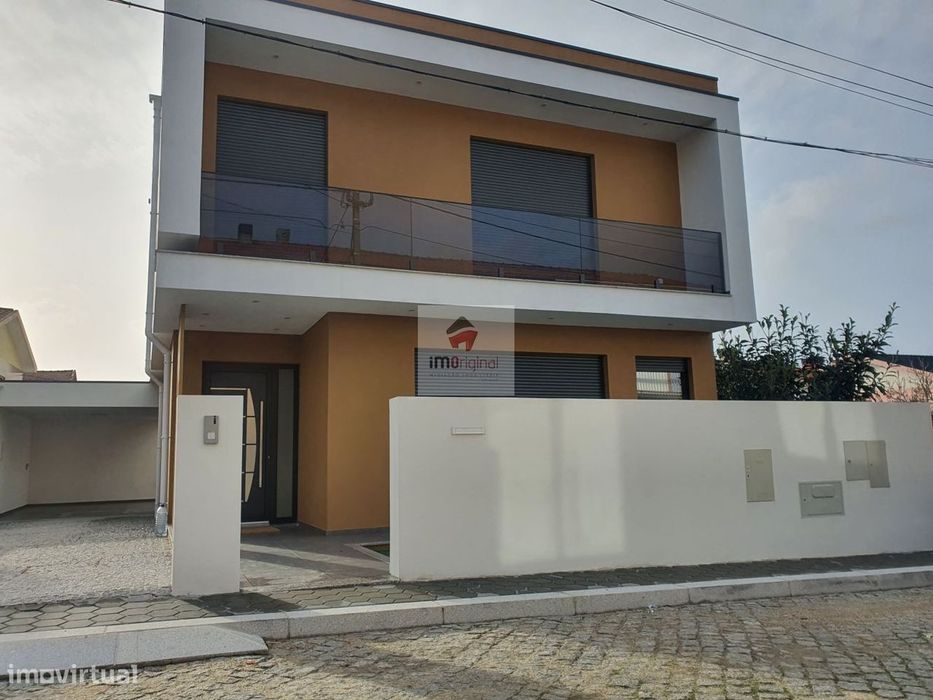 Moradia T3 de 3 frentes, Nova, Madalena / Gaia / Porto