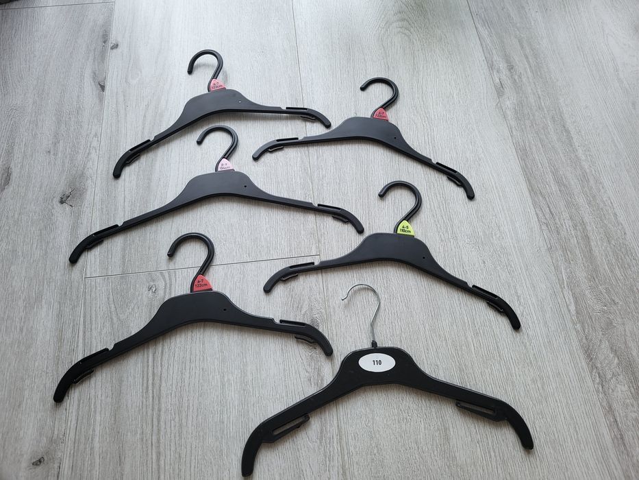 Zestaw  małych wieszaków