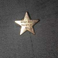 Przypinka pin gwiazdka z napisem