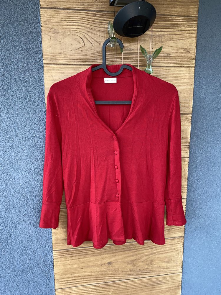 Czerwona bluzka zapinana