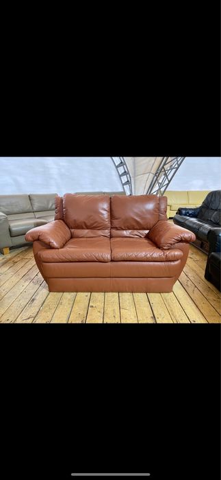 Кожаный, шкіряний диван. Стіл  журнальний  шинуазри,с Европы