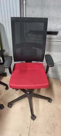 Fotel Bejot czarno czerwony fotel biurowy ergonomiczny