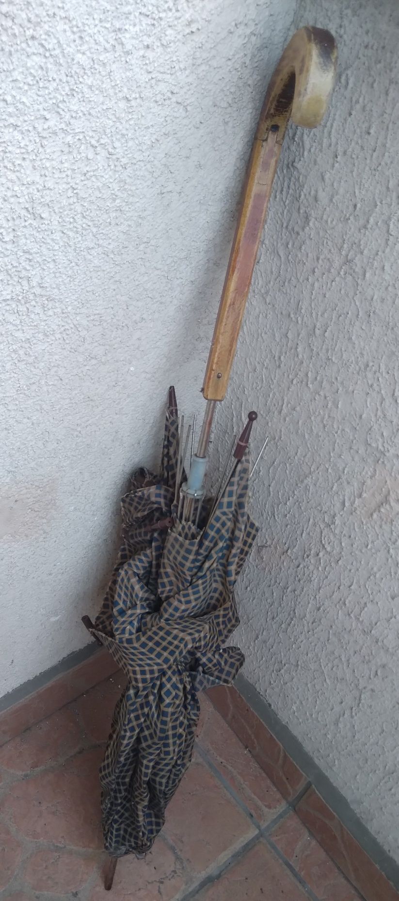 Antyczny parasol Vintage uszkodzony