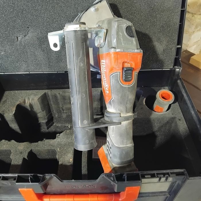 Bruzdownica Milwaukee FSAG125X