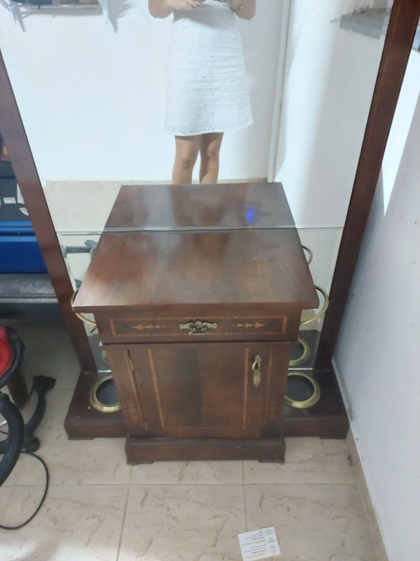 Móve de entradal com espelho e suporte para chapéus de chuva