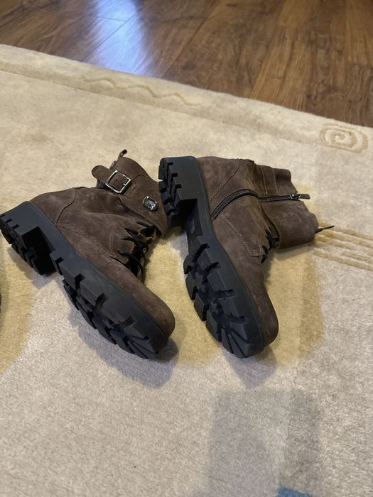 2 pares de botins em camurça