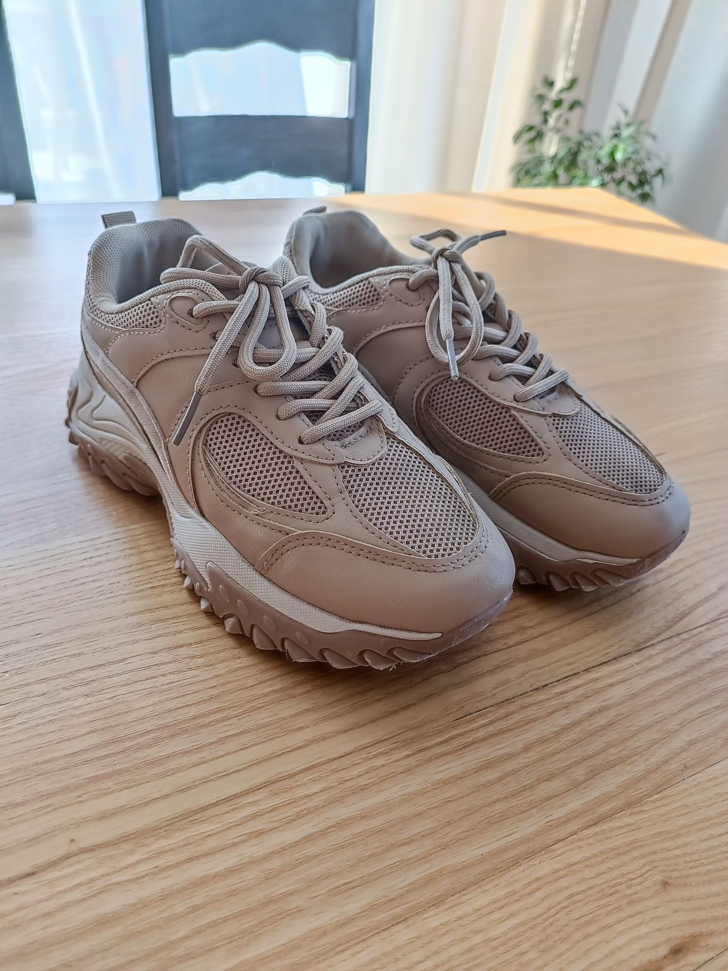 Sneakersy Sinsay 37 adidasy beżowe