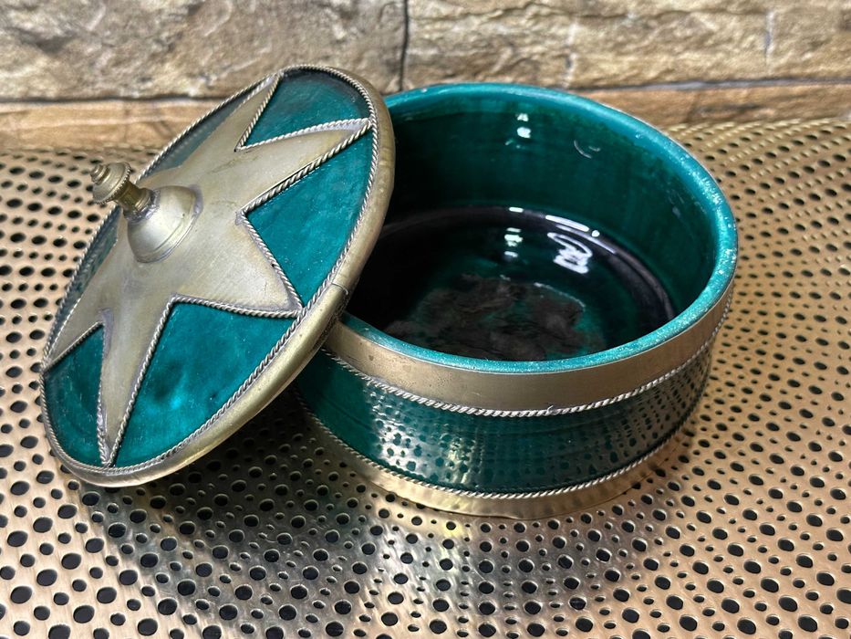Pote de latão e cerâmica vidrada