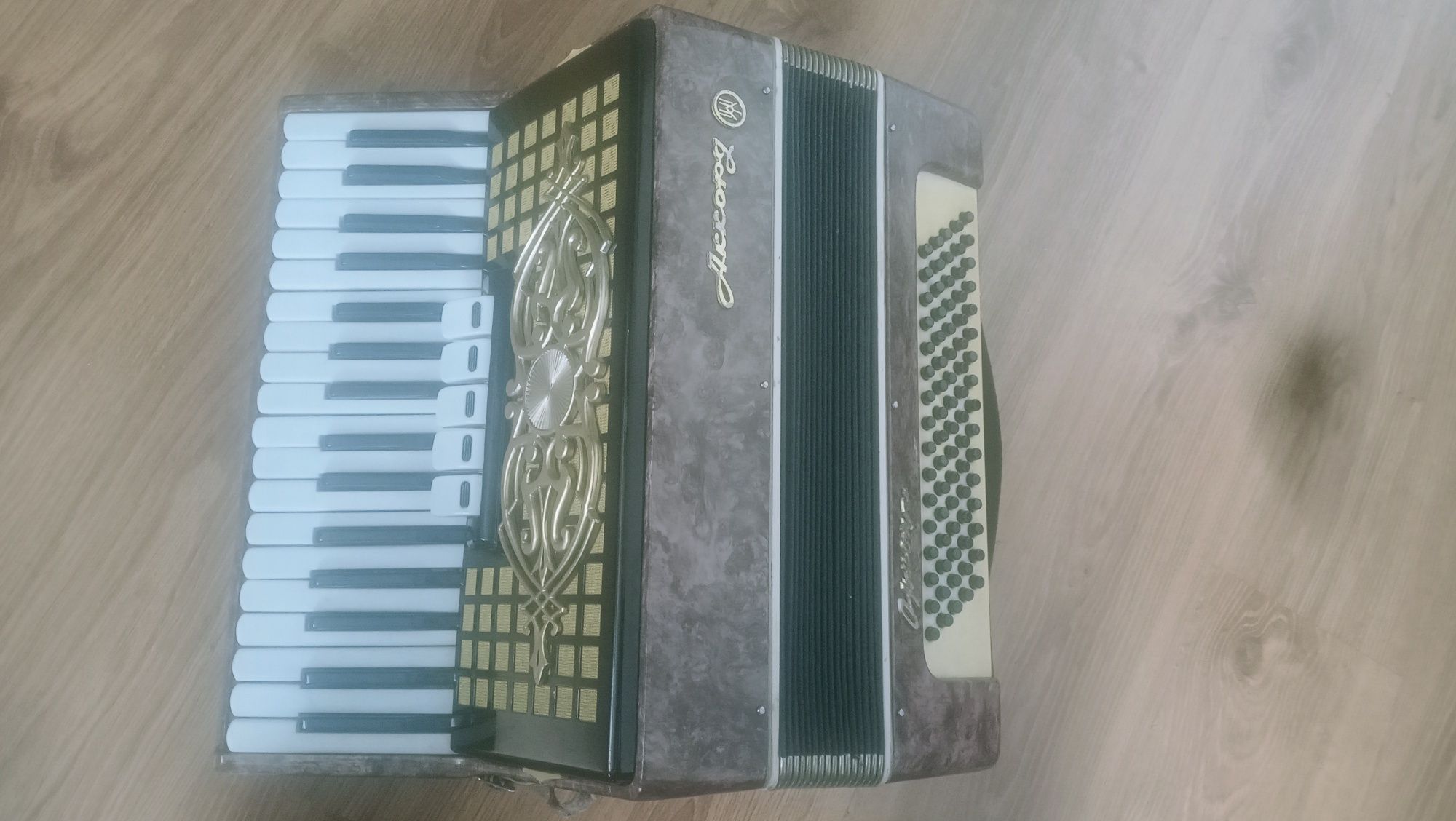 Acordeon bardzo dobry dźwięk +kufer