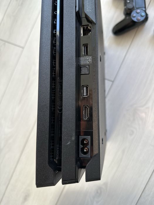 Playstation 4 PRO 1TB 2 pady