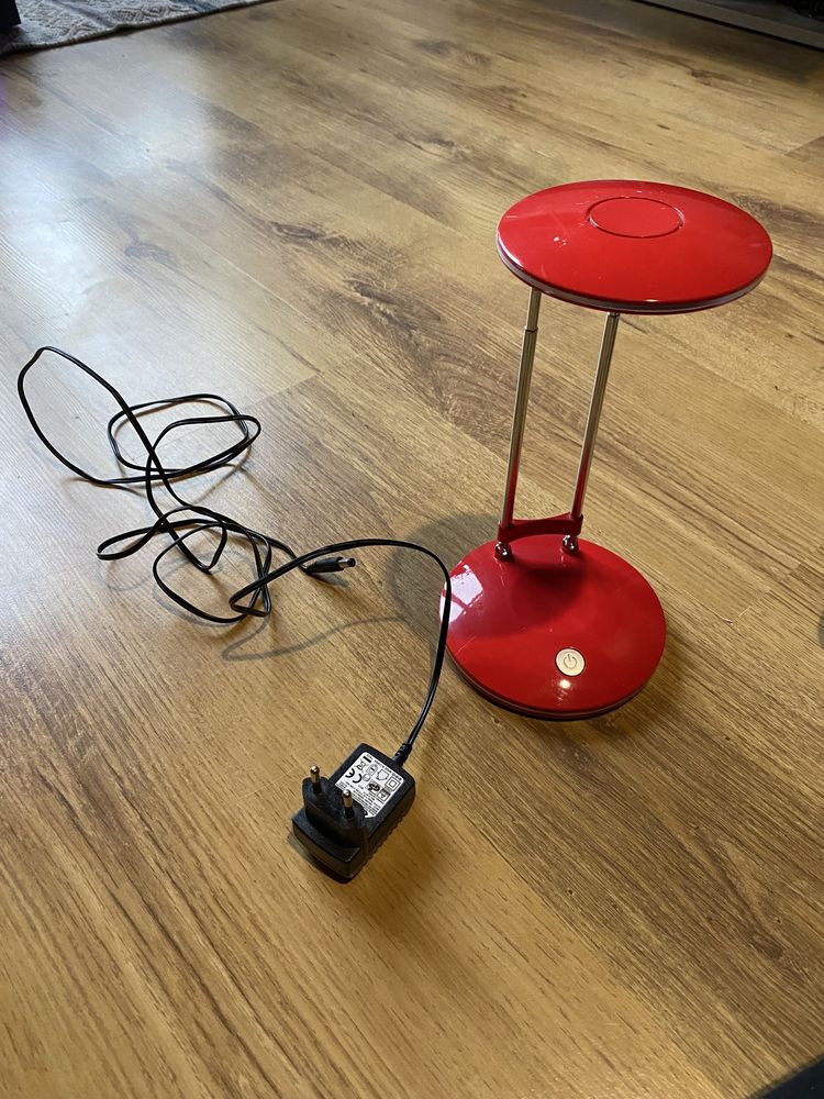 Czerwona lampka na biurko
