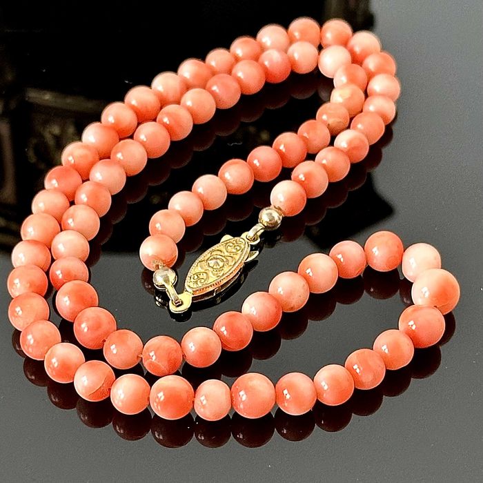 Naszyjnik z naturalnych czerwonych korali, wykonane około 1920 roku