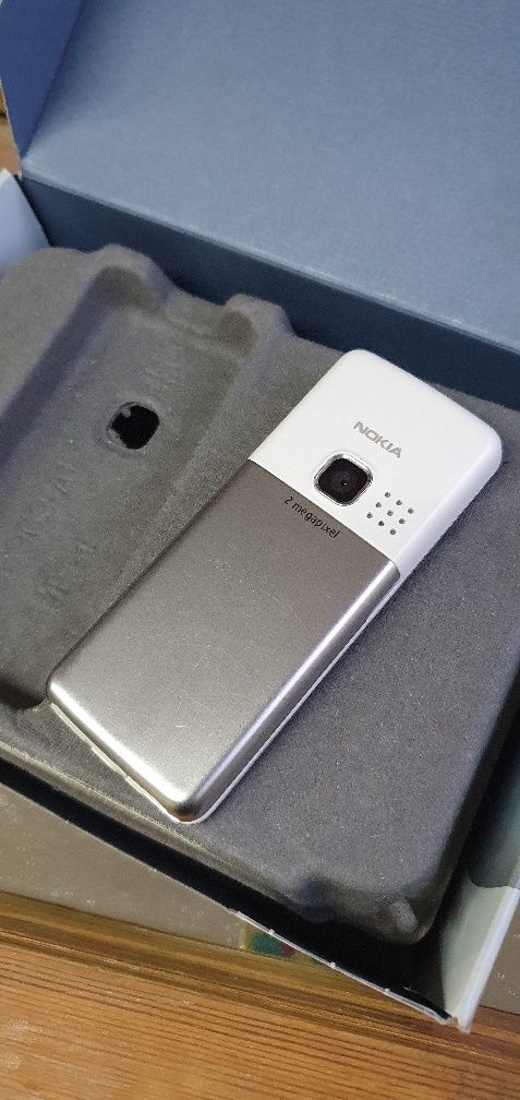Nokia 6300  , biała  .