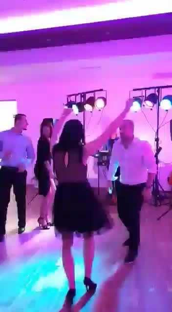 Dj prezenter oraz muzyk grający i śpiewający