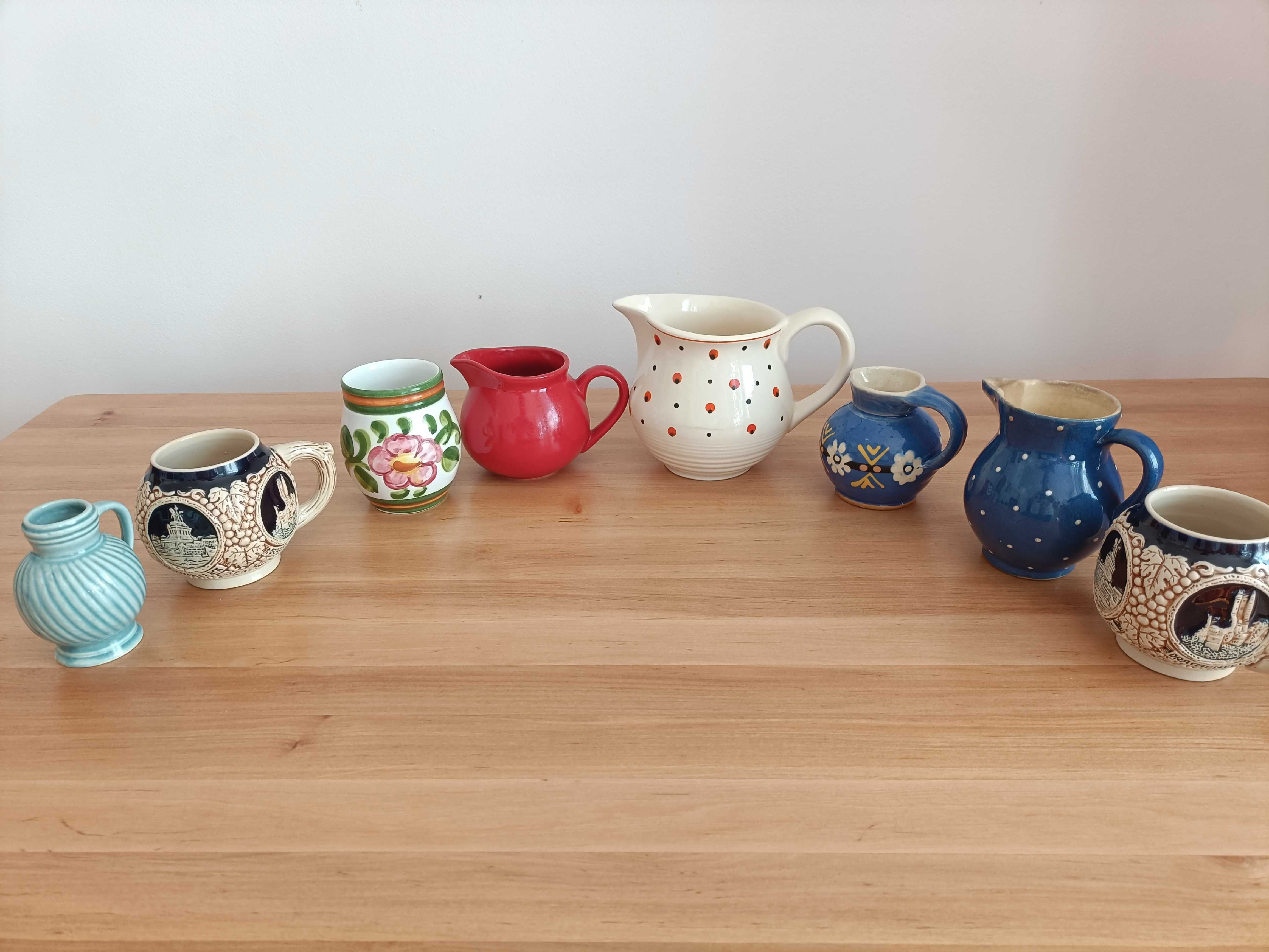 stare ceramiczne dzbanki ozdobne