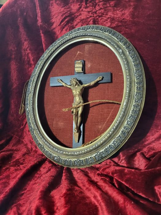 Stary krzyż w starej ramie bez szkła