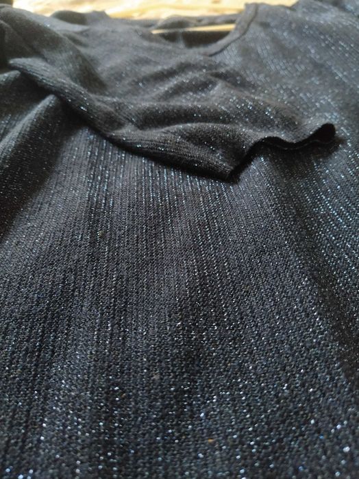 Granatowy błyszczący sweterek