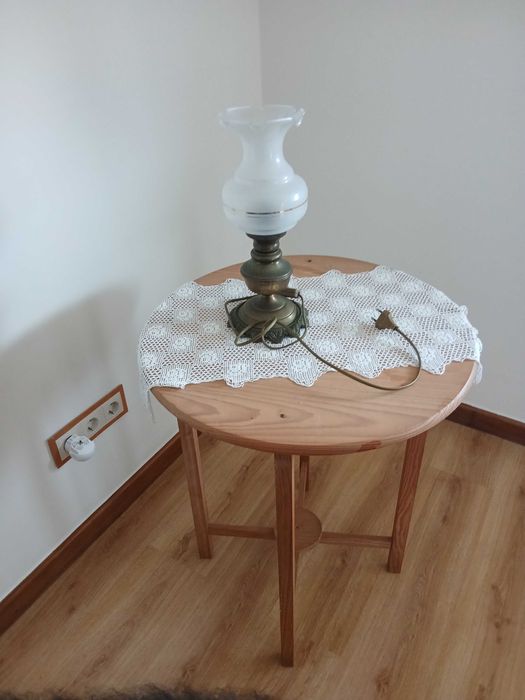 Escrevanhinha em mogno com prateleiras e gavetas e camilha e candeeiro