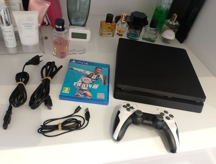 Oportunidade Playstation 4 slim como nova com comando e fifa