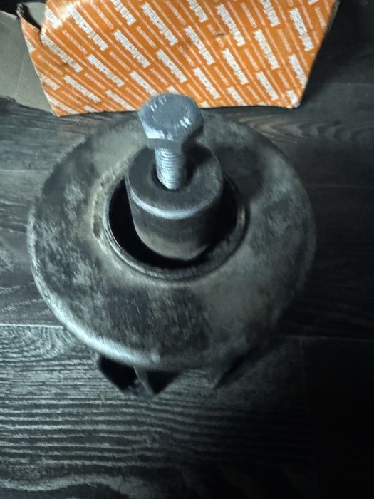 Подушка двигуна Фольксваген Т5