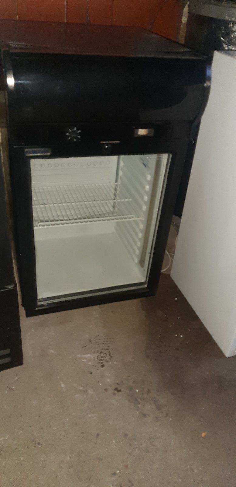 Барный холодильный шкаф витрина