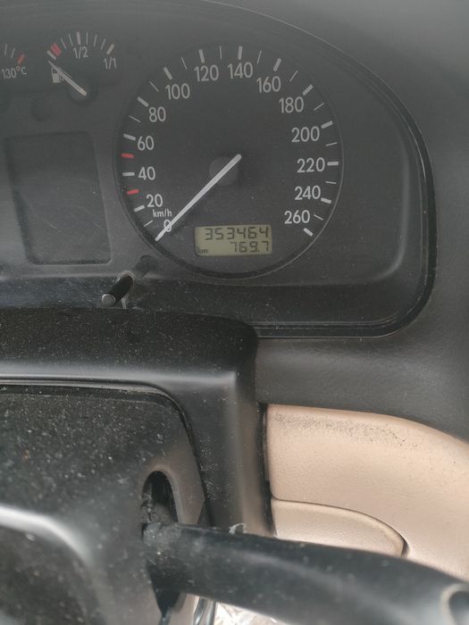 Sprzedam Passat  1.8  benzyna