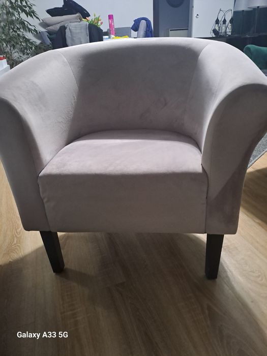 Fotel kubełkowy pudrowy róż