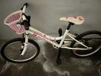 Bicicleta de menina com cestinho em bom estado. Roda 20