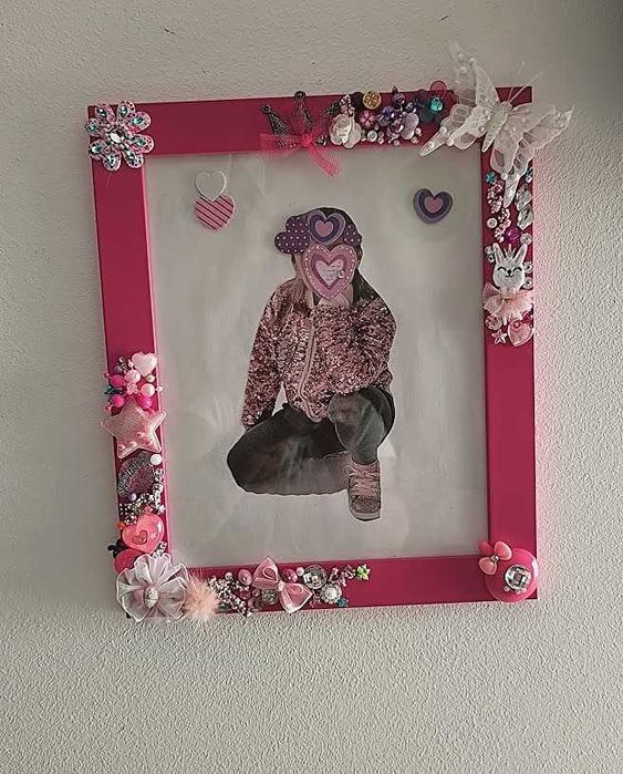 Moldura artesanal exclusiva e personalizada para quarto de menina.