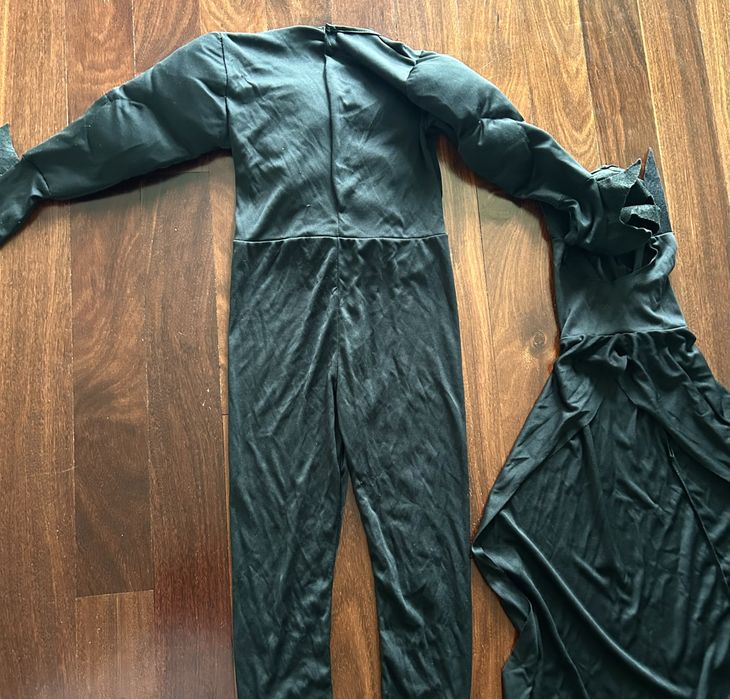 Fato Batman com músculos e capa 130-140cm