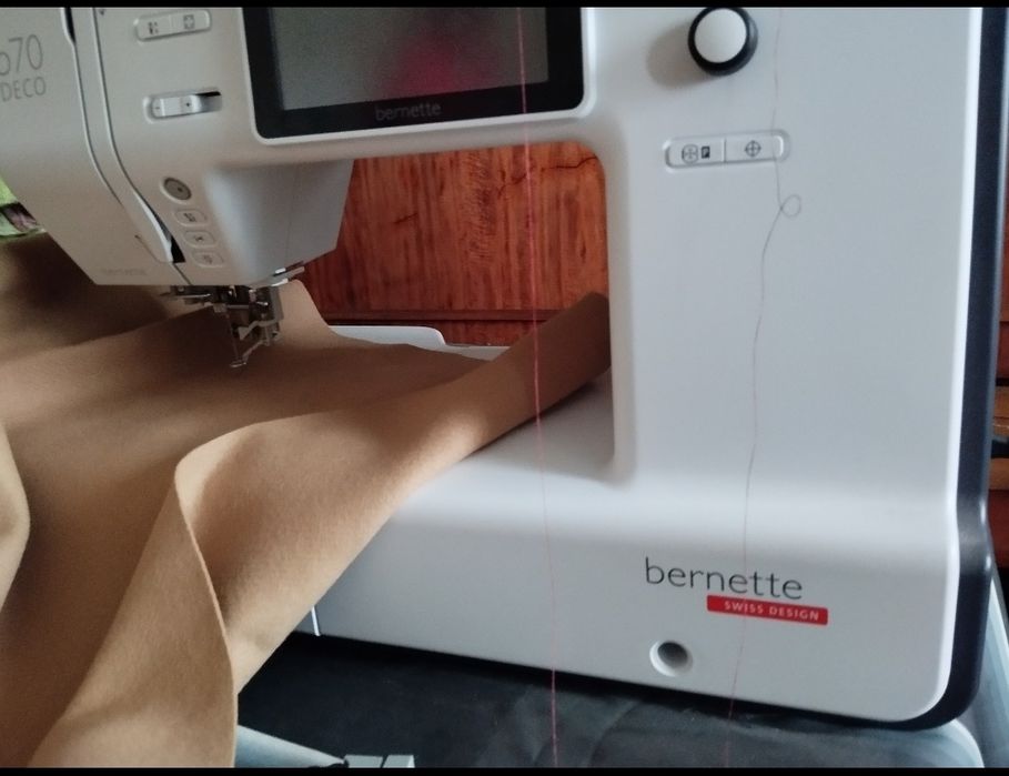 Вишивальна машина Bernette B70Deco