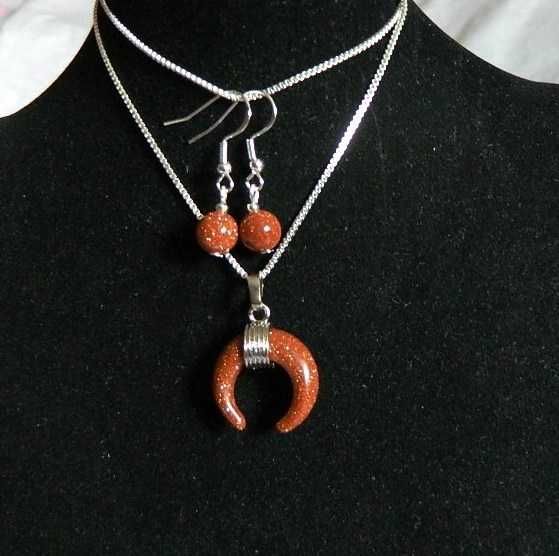 Piasek pustyni, wisiorek półksiężyc i kolczyki