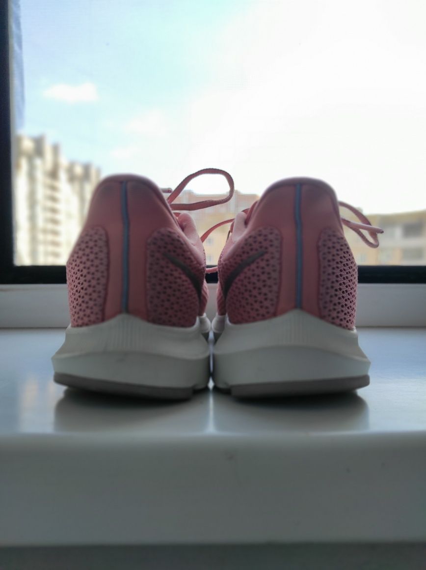 Кроссовки Nike QUEST 35.5 размер (персиковые)