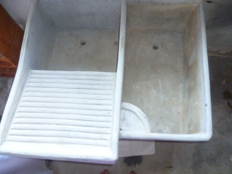 URGENTE Tanque duplo em cimento para lavar roupa  quase como NOVO