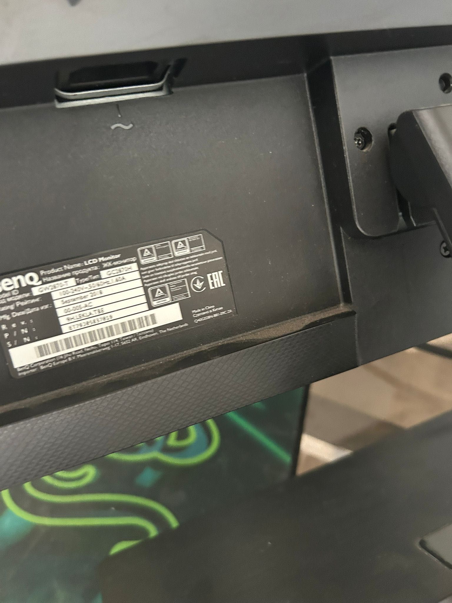 Dwa monitory – HP 24” i BenQ 28” – sprawne, z kablami