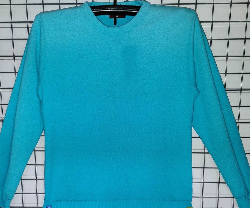 Piękny turkusowy sweter ombre dla osoby która chce się wyróżnić.