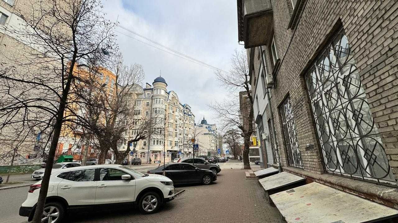 Продаж 64.5 кв.м фасадного приміщення вул.Почайнинська 53/55