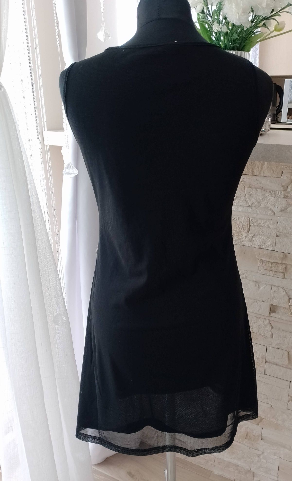 Czarna sukienka mini zdobiona srebrnymi dodatkami rozmiar M/L