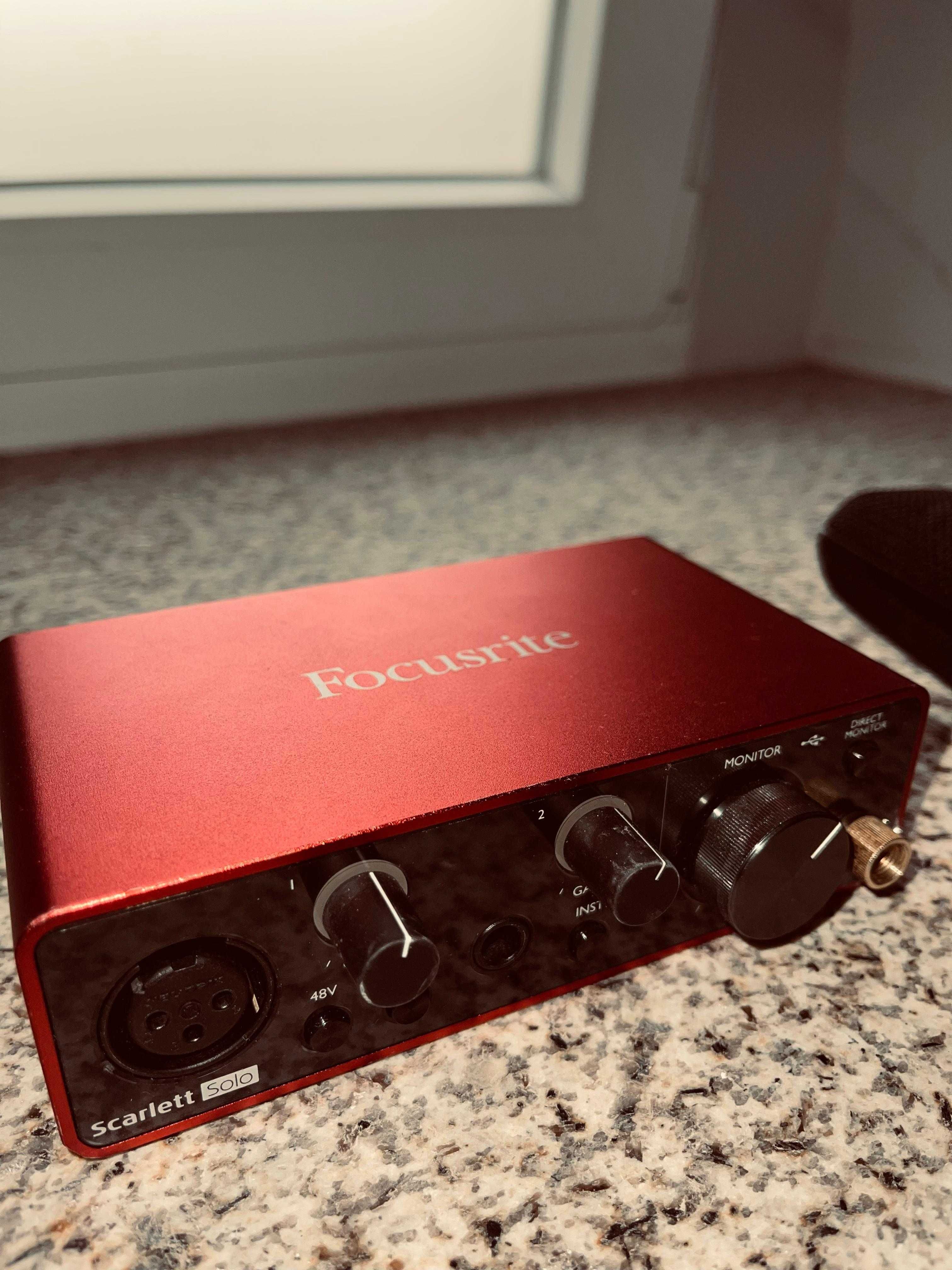 Placa de som Focusrite + controlador