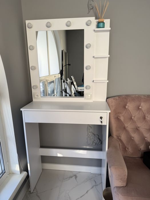 Столик для бровіста/візажиста