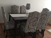 Mesa extensivel com 6 cadeiras.