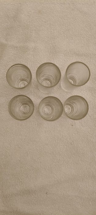 Caixa com copos de licor