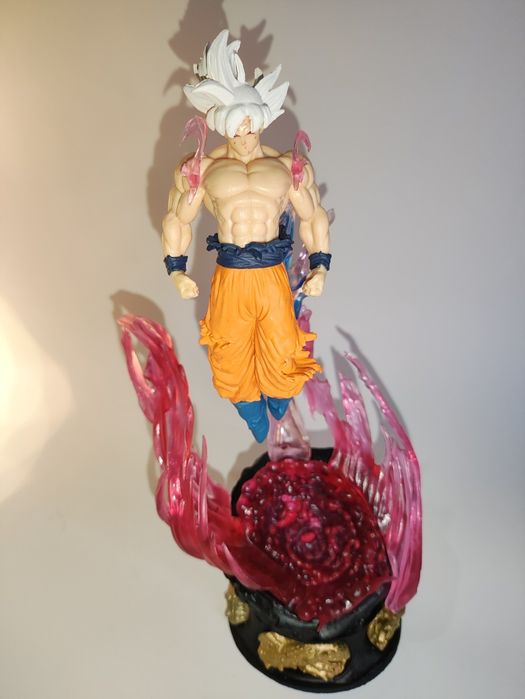 Son Goku Super Sayajin Branco — Figura 24cm com Luz (Dragon Ball)